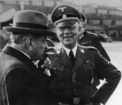 Le président du Conseil Pierre Laval et le général Carl Oberg, commandant de police de Paris, le 1er mai 1943.