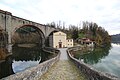 Der Zufluss des Corfino (links) in den Serchio am Lago di Pontecosi (mit der mittelalterlichen Brücke, der Eisenbahnbrücke und der Kirche Madonna della Grazie)