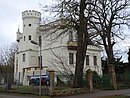 Villenanlage, bestehend aus Wohnhaus, Garten, Pavillon, straßenseitiger Einfriedung