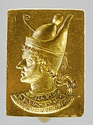 头戴红白双冠的托勒密六世半身像，法国巴黎卢浮宫藏。托勒密王朝诸王只在埃及戴红白双冠，在其余领土上则戴简式王冠（英语：diadem）。
