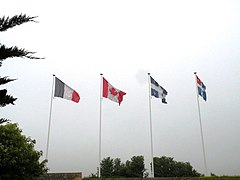 Drapeaux français, canadien, québécois et malouin, du manoir