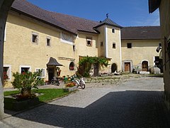 Innenhof mit Turm