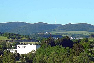 Blick über Schmallenberg aufs Hunaumassiv