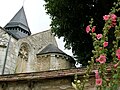 Les modillons de l'abside romane (détails) et la baie gothique rayonnant.