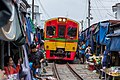 Marché local de Samut Songkhram sur la voie de chemin de fer (Anglais : Maeklong Railway Market ; thaï : ตลาดร่มหุบ)