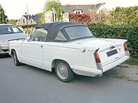 Une Triumph Herald décapotable.