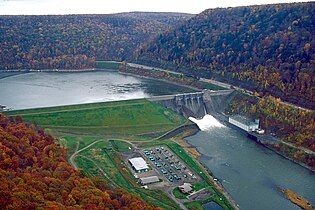 Blick nach Südosten zum Kinzua-Staudamm mit einem kleinen Ausschnitt des Allegheny-Reservoirs, welches weiter nach links verläuft