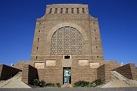 Façade principale avec la statue de la femme vooortrekker et de ses enfants