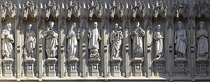 「20世紀の殉教者」10人の像（西の外壁面） 左からマキシミリアノ・コルベ、マンシュ・マセモラ、ヤナニ・ルアム、エリザヴェータ・フョードロヴナ、マーティン・ルーサー・キング・ジュニア、オスカル・ロメロ、ディートリヒ・ボンヘッファー、エスター・ジョン、ルシアン・タピエディ、王志明