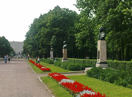 Аллея Героев в Московском Парке Победы.