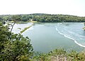 L'anse de l'abbaye de Saint-Maurice vue depuis l'éperon barré situé à son sud.