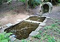 Quéven ː la fontaine et le lavoir du domaine de Kerrousseau.