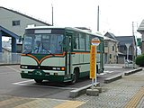 2010年秋まで運行されていた蒲鉄小型バスの「五泉駅前」停留所は駅舎左手（旧蒲鉄線駅舎前）に設けられており、スイッチバック方式で乗降を行っていた