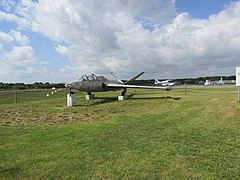 Un Fouga CM-170 Magister réformé sur l'aérodrome de Dinan, au premier plan, avec un Robin DR-400 140B Dauphin à moteur Lycoming de 160 CV, en arrière-plan.