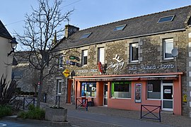 Le bar-tabac « Le Marigny » à Santec (Finistère), portant le nom de la marque de cigarette Marigny.