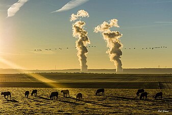 Vapeur sortant de la centrale nucléaire de Chooz et trainées d'avions dans le ciel.