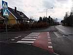 Cykelöverfart. Vägtrafikanter som korsar cykelöverfarten har väjningsplikt mot cyklister. Cyklister som ska färdas ut på cykelöverfarten ska ta hänsyn till avståndet till och hastigheten hos fordon som närmar sig överfarten.