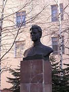 Buste à l'entrée de l'école n° 51 de Donetsk (est de l'Ukraine).