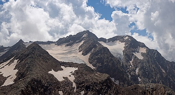 Blick vom Aperen Feuerstein zum Östlichen Feuerstein (Mitte) und Westlichen Feuerstein (rechts)