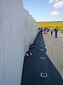 Wall of Names (Gedenktafeln mit den Namen der Opfer). Die Mauer wurde so gebaut, dass sie der Anflugrichtung von Flug UA93 entspricht.