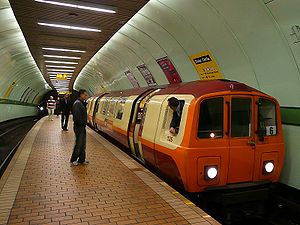 カウカデンズ駅停車中の電車