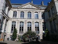 博兰库尔大楼（法语：Hôtel de Beaulaincourt）