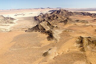 Der Heioab im Sperrgebiet Namibia (2018). In der Bildmitte am Horizont der Höchster