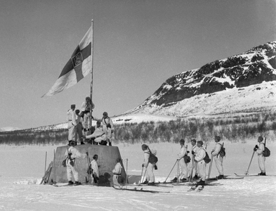 Raising the Flag on the Three-Country Cairn, by Väinö Oinonen (edited by Manelolo)