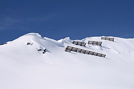 Défense permanente active : claies paravalanches en zone de départ.