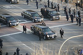 La limousine présidentielle américaine protégée par des gardes du corps à pied (2009).