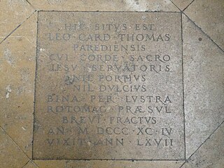 Photo de la plaque au sol avec épitaphe du cardinal Thomas à l'emplacement de son tombeau