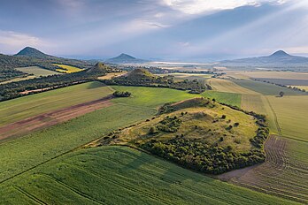 Paysage des České Středohoří, au Nord de la Bohême, près de Bečov (Tchéquie). (définition réelle 5 464 × 3 640)