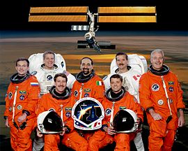 Em pé: Lonchakov, Parazynski, Guidoni, Hadfield e Phillips. Sentados: Rominger e Ashby