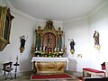 Größere Innenansicht mit dem Altar und dem Gnadenbild im grönenden Altarauszug