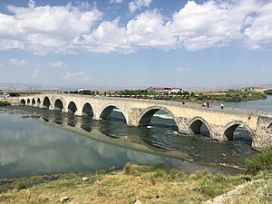 Ponte sobre o rio Murate na cidade de Muxe, possivelmente originalmente construída pelos seljúcidas no século XIII