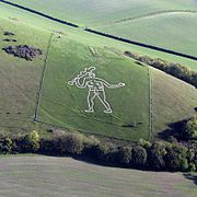 silhouette d'homme nu creusée dans une colline