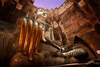 Colossale statue de Bouddha assis du Wat Si Chum, un temple de Sukhothaï, capitale de l’ancien royaume du même nom. (définition réelle 4 272 × 2 848)