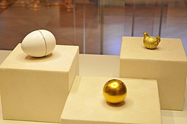 También conocido como el huevo de gallina enjoyado, fue el primero de una serie de 54 huevos enjoyados hechos para la familia imperial rusa bajo la supervisión de Fabergé. Fue entregado a Alejandro III en 1885. La zarina y el zar disfrutaron tanto del huevo que Alejandro III le ordenó un nuevo huevo a Fabergé para su esposa cada Pascua a partir de entonces. Viktor Vekselberg