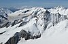 Im rechten Zentrum des Bildes von links: Grünegghorn, Grosses und Kleines Grünhorn. Der Südostgrat zieht vom Grossen Grünhorn nach links unten. Die scharfe Firnschneide ist der Pt. 3584, weiter links unten sieht man den abgesetzten Gratturm Pt. 3418.