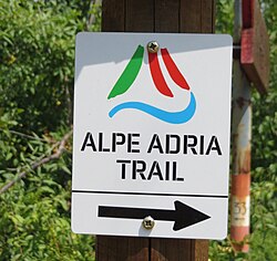 Wegweiser auf dem Alpe Adria Trail