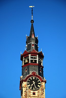 Le clocher à bulbe qui abrite le carillon.