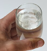 用手緊握一個裝有水的玻璃杯會使得指紋顯露出來