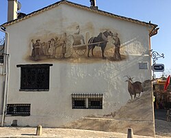 La belle fresque murale du restaurant « La Chèvre d'Or » agrémente le Rond-Point de la chèvre.