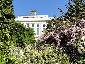 Le bâtiment vu du parc de la Tête d'or.