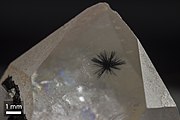 Étoile de hollandite dans une rare inclusion de quartz