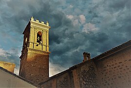 iglesia de Calles desde un lateral