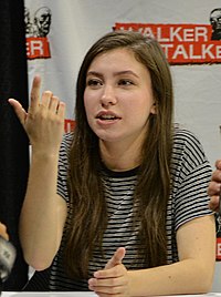 Katelyn Nacon interprète d'Enid.