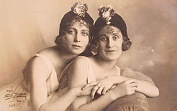 Lisa Holm och Tora Carlsson 1918.