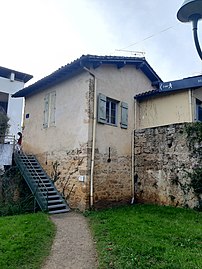 La maison de l'éclusier, dotée de meurtrières.