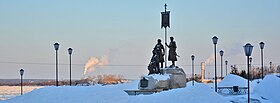 Vue d'une statue représentant trois hommes avec un étendard qui est le monument aux fondateurs de la ville.